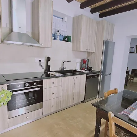Akoni House Holiday home Dhrousha