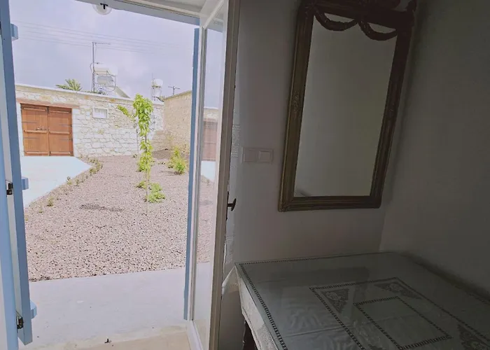 Semesterbostad Akoni House Dhrousha