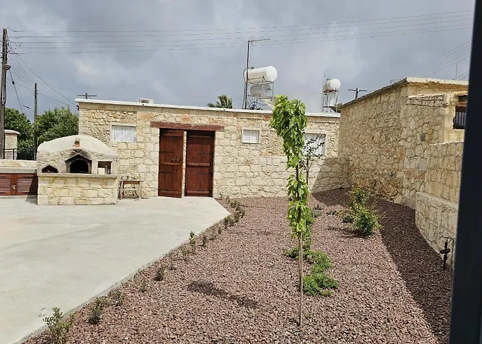 Semesterbostad Akoni House Dhrousha